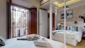 a bedroom with a bed and a mirror at Bright and new- 2Bd 2Bth- Conde de Torrejon in Seville