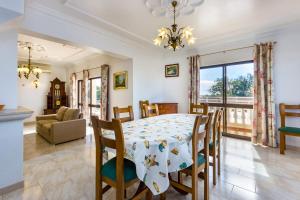 ein Esszimmer und ein Wohnzimmer mit einem Tisch und Stühlen in der Unterkunft Villa Mirante in Albufeira