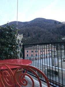 eine rote Sitzbank auf dem Balkon in der Unterkunft Casa Sinigaglia in Como