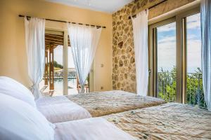 Postel nebo postele na pokoji v ubytování Villa Louloudia + 42 fotografií