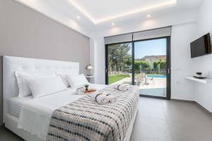 A bed or beds in a room at Villa Summer Light Még 16 kép
