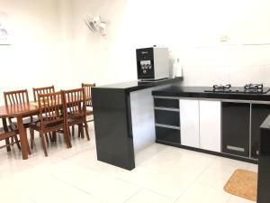 Η κουζίνα ή μικρή κουζίνα στο Ana Guest House Jalan Airport Kuantan