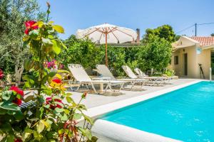 basen z leżakami i parasolem w obiekcie Villa Fanari w mieście Argostoli
