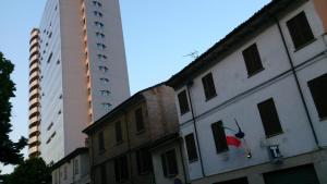 Un uomo che sbatte la testa fuori dalla finestra di un edificio di Hotel Astor a Piacenza