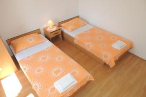 an overhead view of two beds in a room at Apartments Travarevic in Dubrovnik