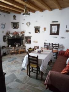 Restoran atau tempat makan lain di Traditional house paros