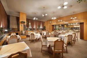 Reštaurácia alebo iné gastronomické zariadenie v ubytovaní Retro Hotel Kladno