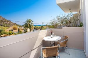 balcone con tavolo, sedie e vista di Irinna Hotel-Apartments a Faliraki