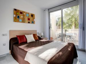 una camera con un grande letto e un balcone di Apartment Elegance Plus-1 by Interhome a Denia