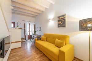 Telewizja i/lub zestaw kina domowego w obiekcie Mirtì boutique Apartment heart Cagliari