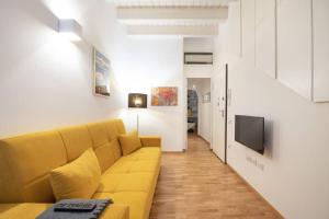 Telewizja i/lub zestaw kina domowego w obiekcie Mirtì boutique Apartment heart Cagliari