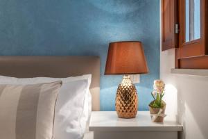 Łóżko lub łóżka w pokoju w obiekcie Mirtì boutique Apartment heart Cagliari