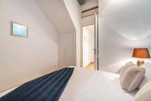 Łóżko lub łóżka w pokoju w obiekcie Mirtì boutique Apartment heart Cagliari