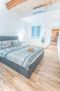 een slaapkamer met een groot bed en een houten vloer bij Gunpost Suite in Valletta