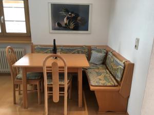 einen Tisch und ein Sofa mit einem Tisch und einer Flasche Wein in der Unterkunft Pension Schlossberg in Mittersill