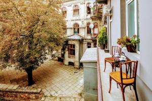 リヴィウにあるFamily apartments in Lviv center with balconyのバルコニー(テーブル、椅子付)