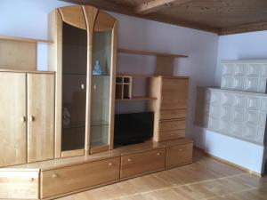 ein großer Holzschrank in einem Zimmer in der Unterkunft Pension Schlossberg in Mittersill