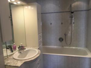 bagno con lavandino, doccia e vasca di Pension Schlossberg a Mittersill