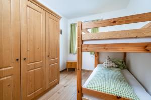 Łóżko lub łóżka w pokoju w obiekcie Appartement Einödberg
