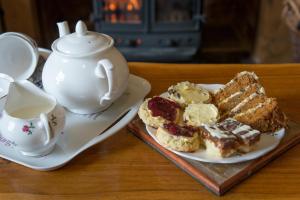 un piatto di dolci e una teiera su un tavolo di Broome Park Farm B&B a Cleobury Mortimer