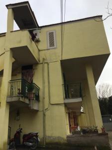 une maison avec un scooter garé devant elle dans l'établissement CASA DI CARLO, à Naples