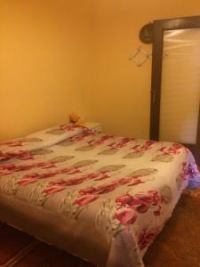 Una cama con rosas rojas en un dormitorio en CASA DI CARLO, en Nápoles