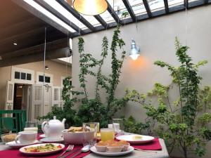 een tafel met borden eten erop bij French Haveli in Ahmedabad