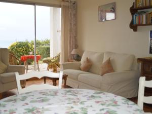 ein Wohnzimmer mit einem Sofa und einem Tisch in der Unterkunft Tanderai in Lloret de Mar