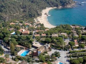 Luftblick auf ein Resort und einen Strand in der Unterkunft Balu in Lloret de Mar