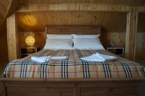 1 dormitorio con 1 cama con 2 toallas en Hotel in Kolomna, en Kolomna
