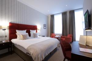 Pokój hotelowy z łóżkiem i biurkiem w obiekcie 54 Queen's Gate Hotel w Londynie