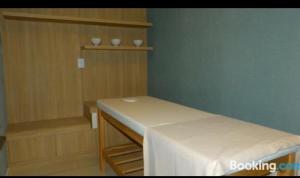 een kamer met een bed en een plank met vazen erop bij Chronos in Punta del Este