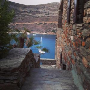 Gambar di galeri bagi Waterfront Villa di Spathi 
