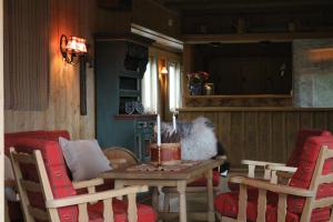 a dining room with a table and chairs at Øigardseter Fjellstue in Høvringen