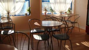 una fila de mesas y sillas en un restaurante en Балнеохотел "Свети Мина", en Vetren
