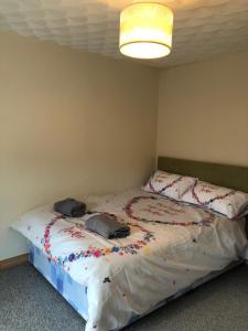 Un dormitorio con una cama con flores. en 11 Llainwen Isaf, en Llanberis