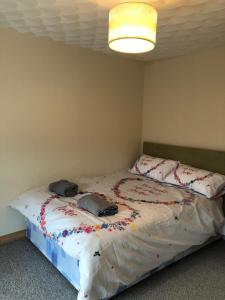 a bedroom with a bed with flowers on it at 11 Llainwen Isaf in Llanberis