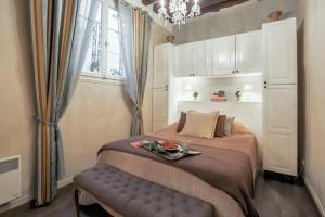 een slaapkamer met een bed en een dienblad bij Le Jardin Du Marais in Parijs