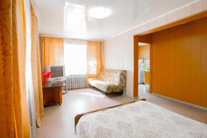 チャイコフスキーにあるКвартира на Мира, 14-36のベッドルーム1室(ベッド1台、椅子、窓付)