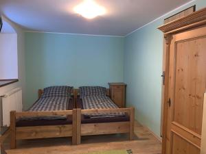 Postel nebo postele na pokoji v ubytování Vybavený apartmán v lyžařském středisku Mikulov v Krušných horách
