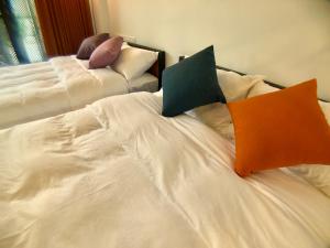Giường trong phòng chung tại Carefree Homestay