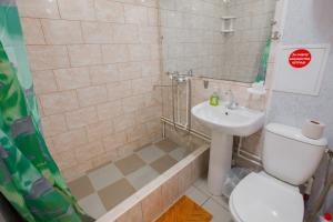 チャイコフスキーにあるКвартира на Мира, 14-36の小さなバスルーム(トイレ、シンク付)