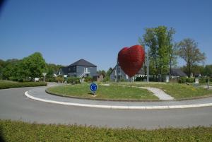 une sculpture cardiaque au milieu d'une route dans l'établissement Lacs de l'eau d'heure Amiral 22, à Badon