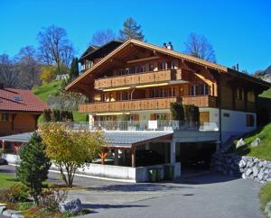 una gran casa de madera en la cima de una colina en Bielholz en Grindelwald
