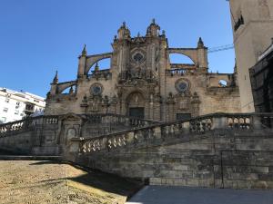 un vieux bâtiment avec un pont devant lui dans l'établissement Apartamento !!VIVE JEREZ!!, à Jerez de la Frontera