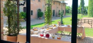 A restaurant or other place to eat at Relais Cascina Scottina