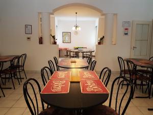 Reštaurácia alebo iné gastronomické zariadenie v ubytovaní Fertődi Kúria Vendégház