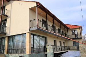 un edificio con balcones en un lateral en Ketino's Home en Kazbegi