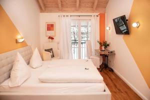 Postel nebo postele na pokoji v ubytování Landhaus Hotel Wolfratshausen