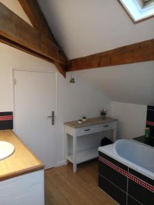 ein Badezimmer mit einem Waschbecken und einer Badewanne in der Unterkunft Chambres d'hôtes Toulaho in Cazères